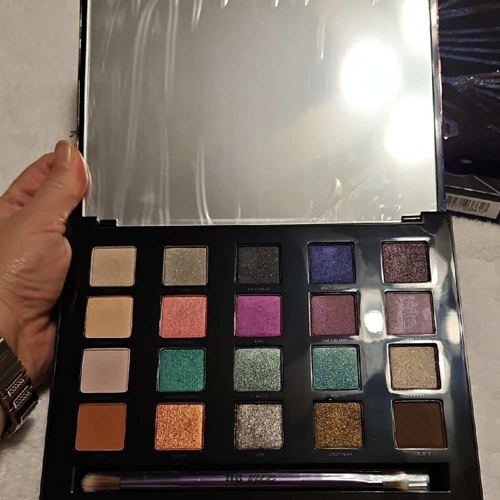 Urban Decay Vice Eyeshadow Palette - Purple and Black - Picture 8 of 9